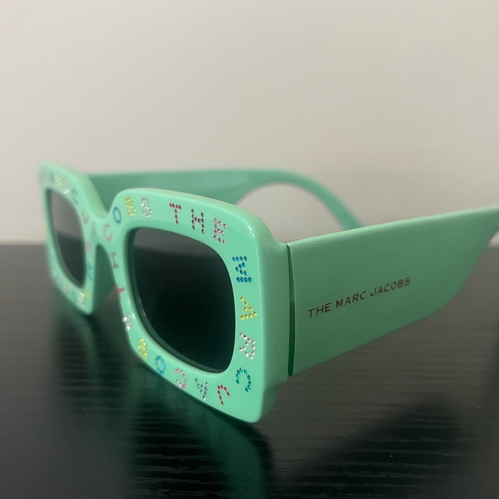 The Marc Jacobs Logo Green Rectangle Sunglasses